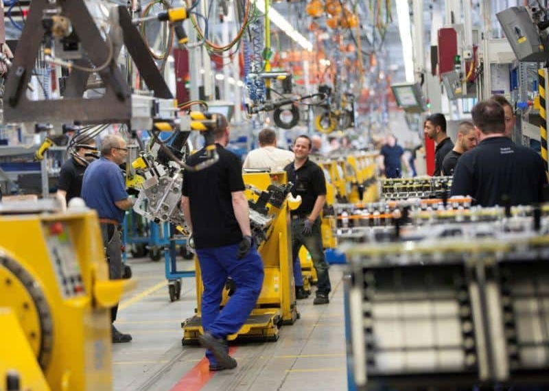 Mercedes-Benz Werk Mannheim: Endmontage der neuesten Generation des Schwer-Lkw-Motors OM 471.