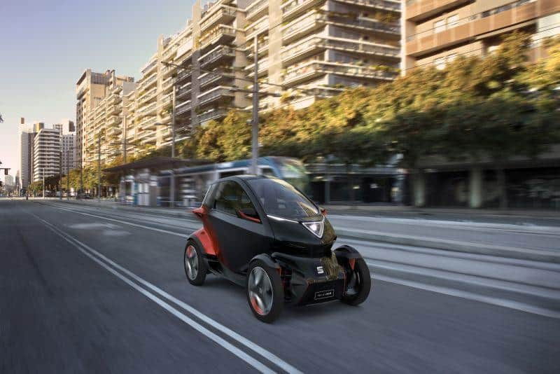 SEAT Minimó in der Stadt unterwegs