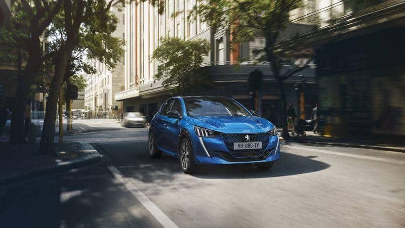 Peugeot e208 in der Stadt
