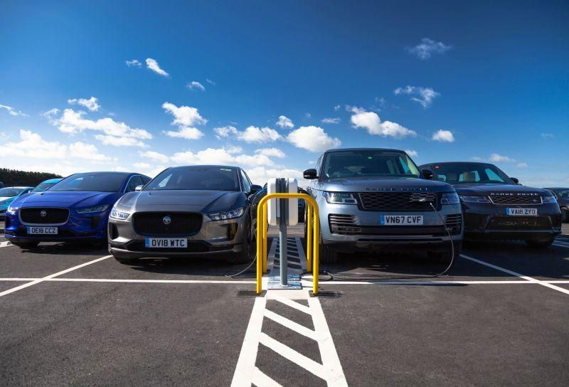 Jaguar Land Rover PHEV und I-PACE laden Seite an Seite