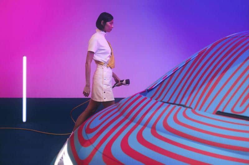 VW ID.3 - Frau mit Ladekabel