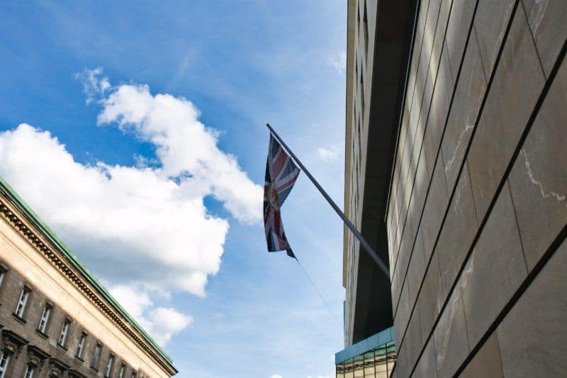 Wehende Fahne an der Britischen Botschaft