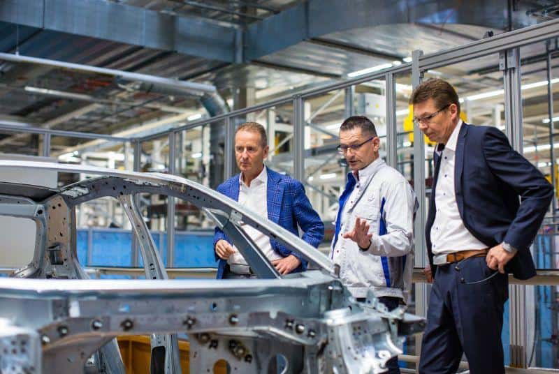 Qualitätscheck an der neuen ID.3 Karosserie im Fahrzeugwerk Zwickau
