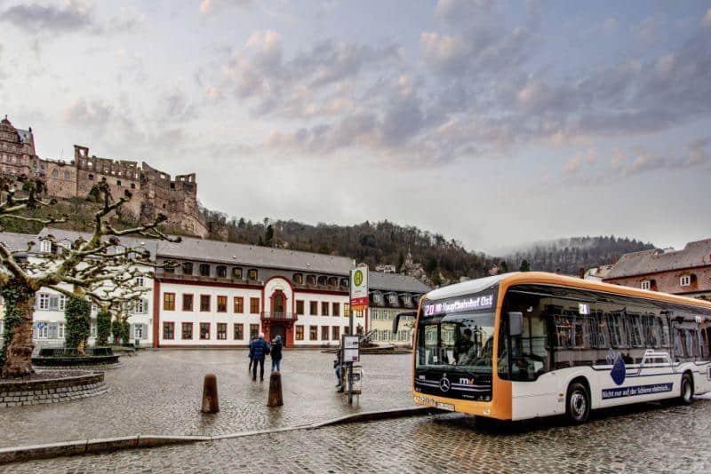 Der vollelektrische Mercedes-Benz eCitaro im Linienbetrieb in der Heidelberger Altstadt.