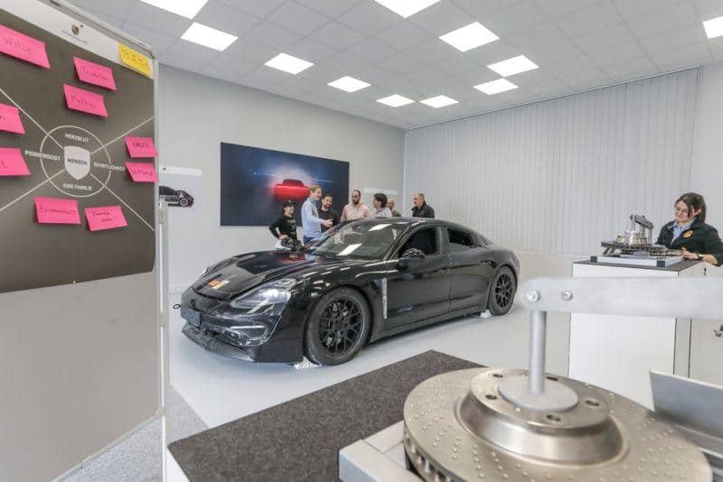 Porsche führt Einstellungs- und Qualifizierungsoffensive für E-Mobilität fort