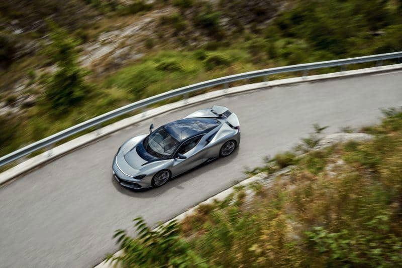 Pininfarina Battista unterwegs auf der Straße von Oben