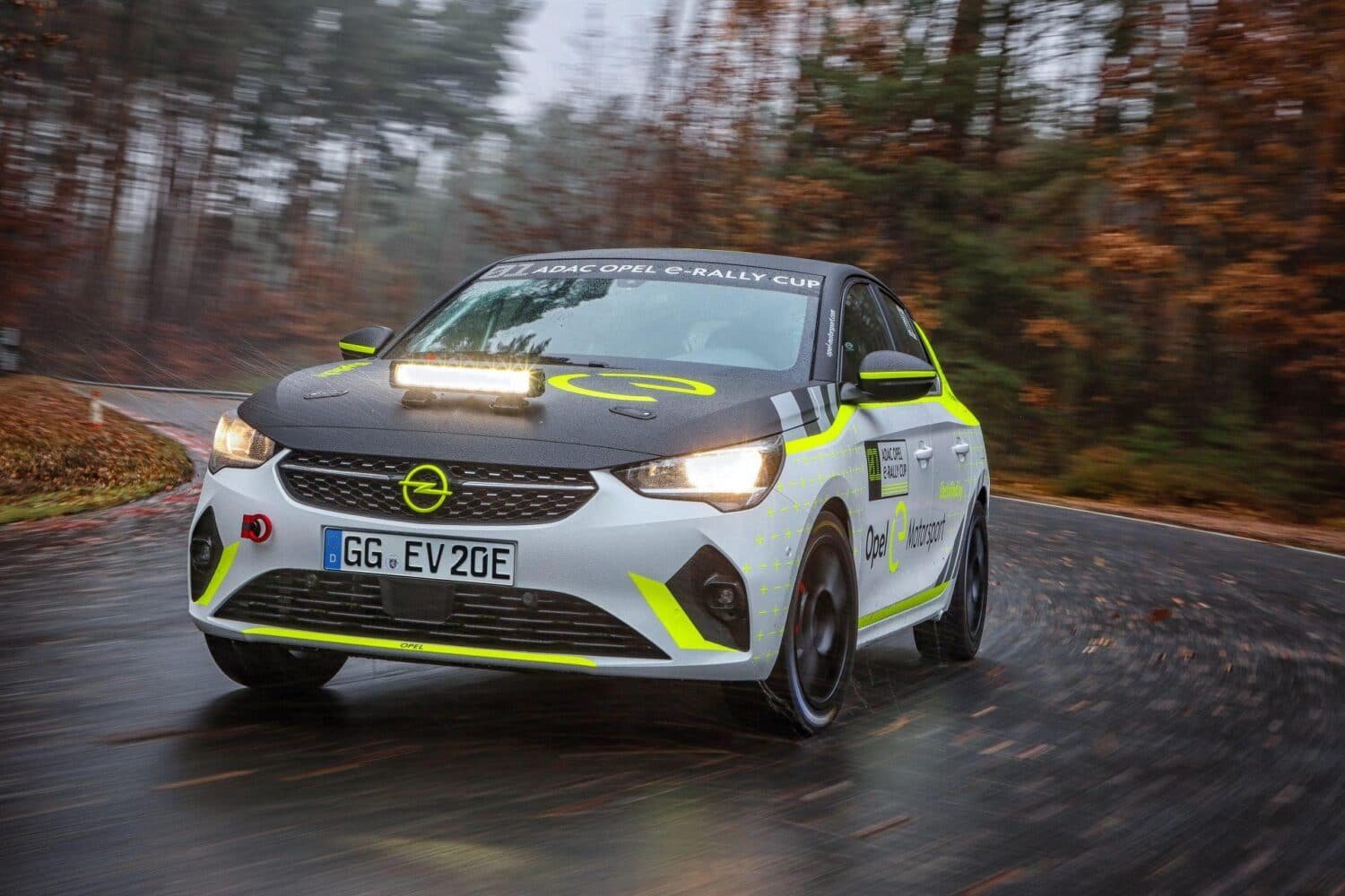 Opel Corsa-e Rally auf Testfahrt unterwegs