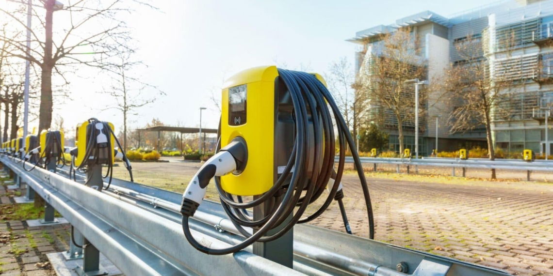 „Electric City“ von Opel: Innerhalb eines Jahres 350 Ladepunkte installiert