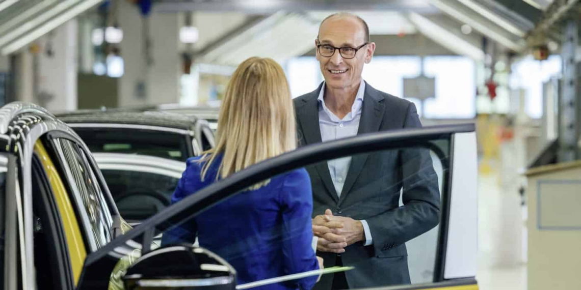 Markenvorstand Ralf Brandstätter beim Start der Serienproduktion des ID.4 in Zwickau am ersten Serienfahrzeug „made in Sachsen“ | Volkswagen AG