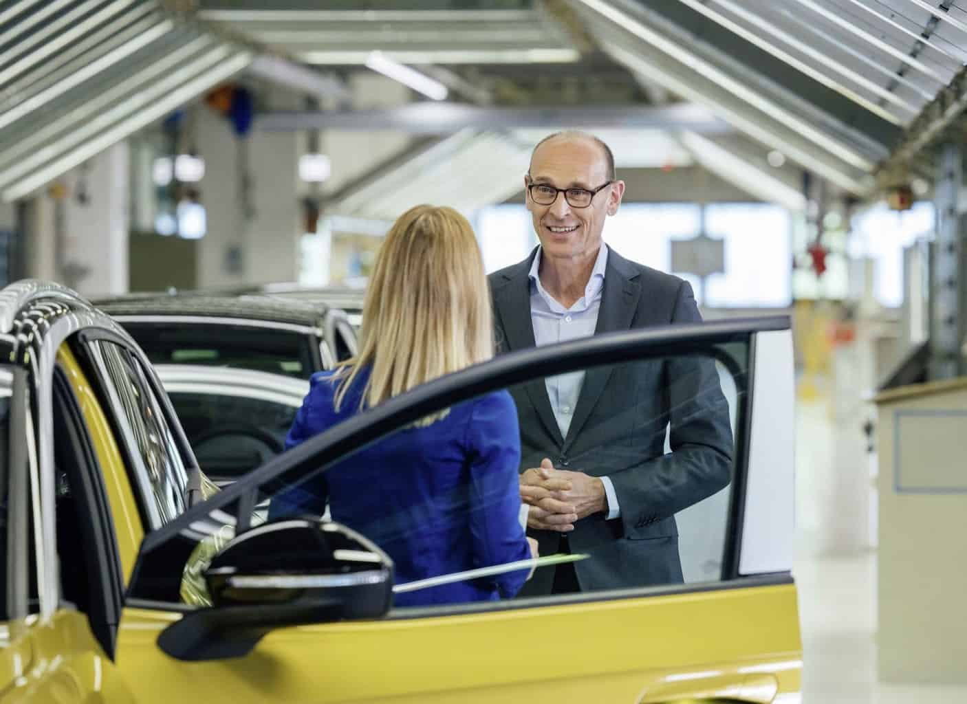 Markenvorstand Ralf Brandstätter beim Start der Serienproduktion des ID.4 in Zwickau am ersten Serienfahrzeug „made in Sachsen“ | Volkswagen AG
