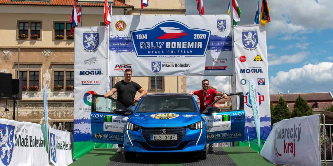 PEUGEOT e-208 stellt sich erfolgreich der ECO Energy Rally Bohemia