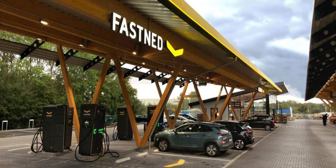 Fastned, Tesla und Seed & Greet eröffnen Deutschlands größten Ladepark