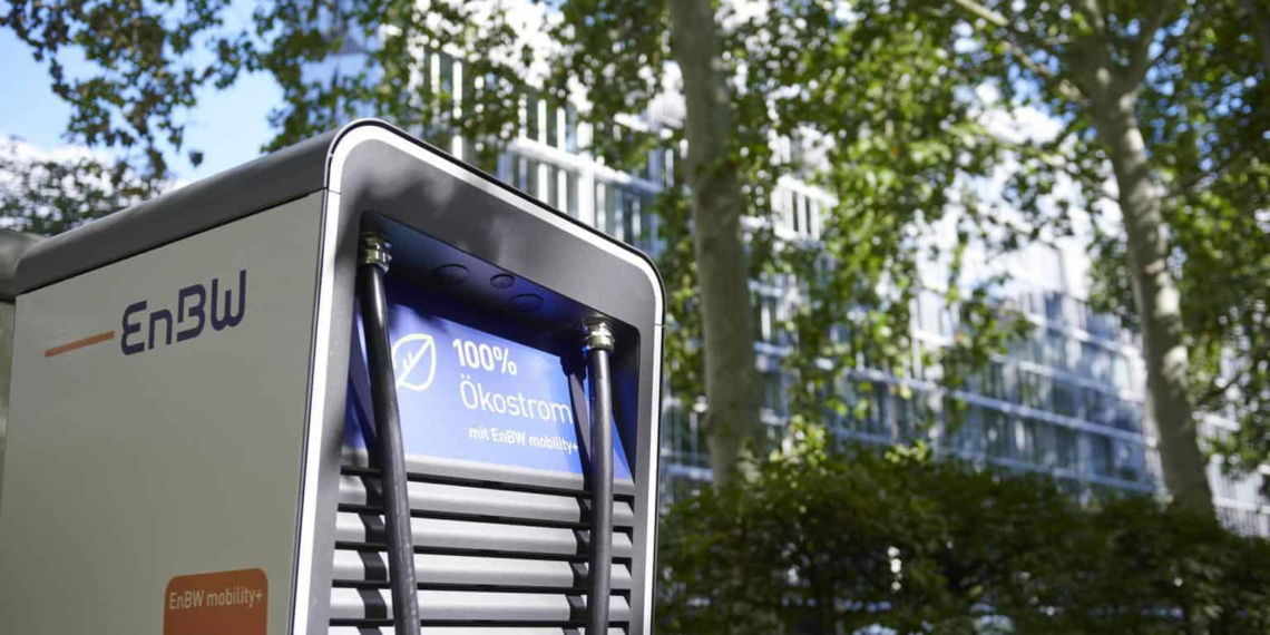 EnBW verspricht: Zukünftig Schnellladesäulen für E-Autos an toom Baumärkten