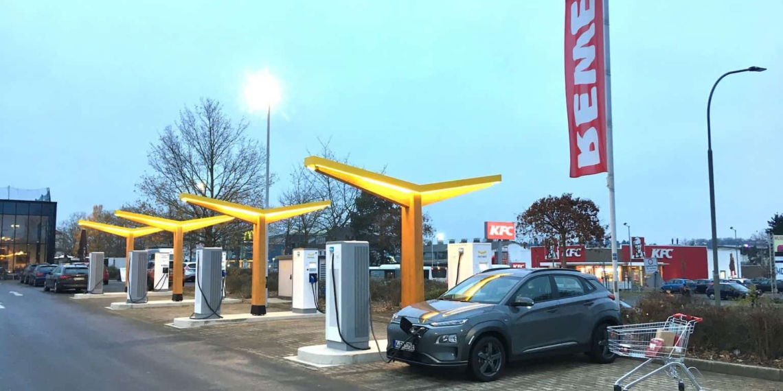 Fastned-Elektroauto-Schnellladestation-Rewe