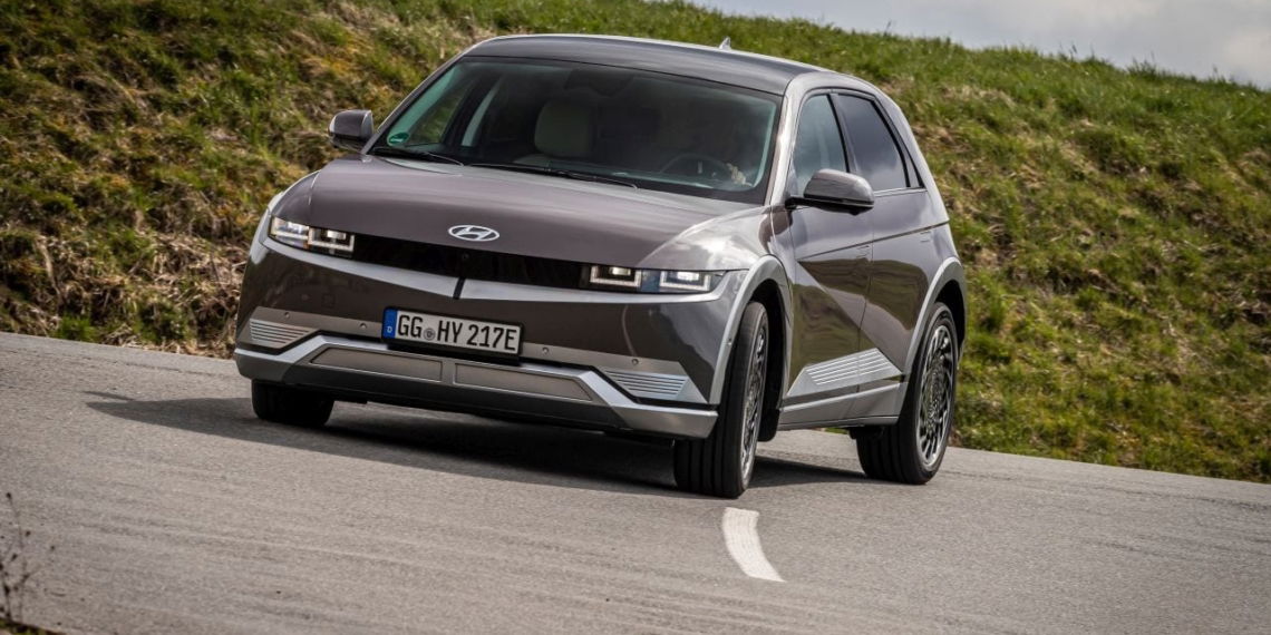 Hyundai IONIQ 5 fahren ab 32.330 Euro; nach Abzug Umweltbonus