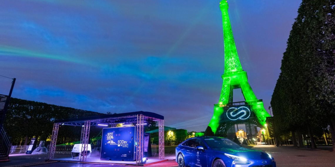 Wasserstoff-Generator: Toyota taucht Eiffelturm in Grün