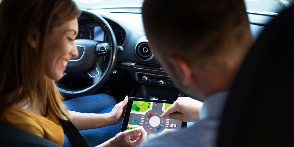 TÜV gibt vier neue E-Autos für Fahrschulen frei