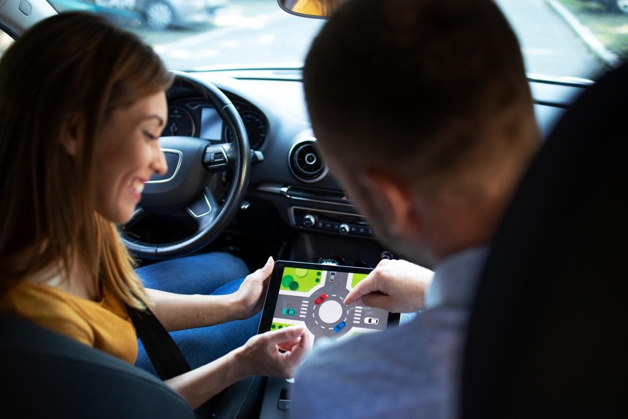 TÜV gibt vier neue E-Autos für Fahrschulen frei