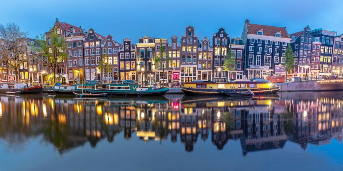 TotalEnergies erweitert Ladenetz von Amsterdam um 2.200 neue Ladepunkte