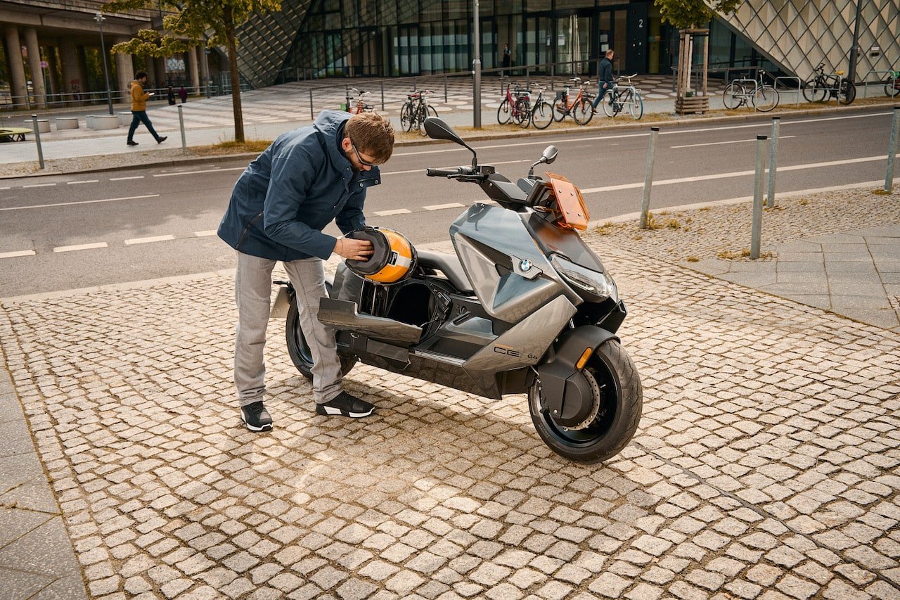 BMW-Motorrad-Elektro-Scooter-CE-04-Helmfach