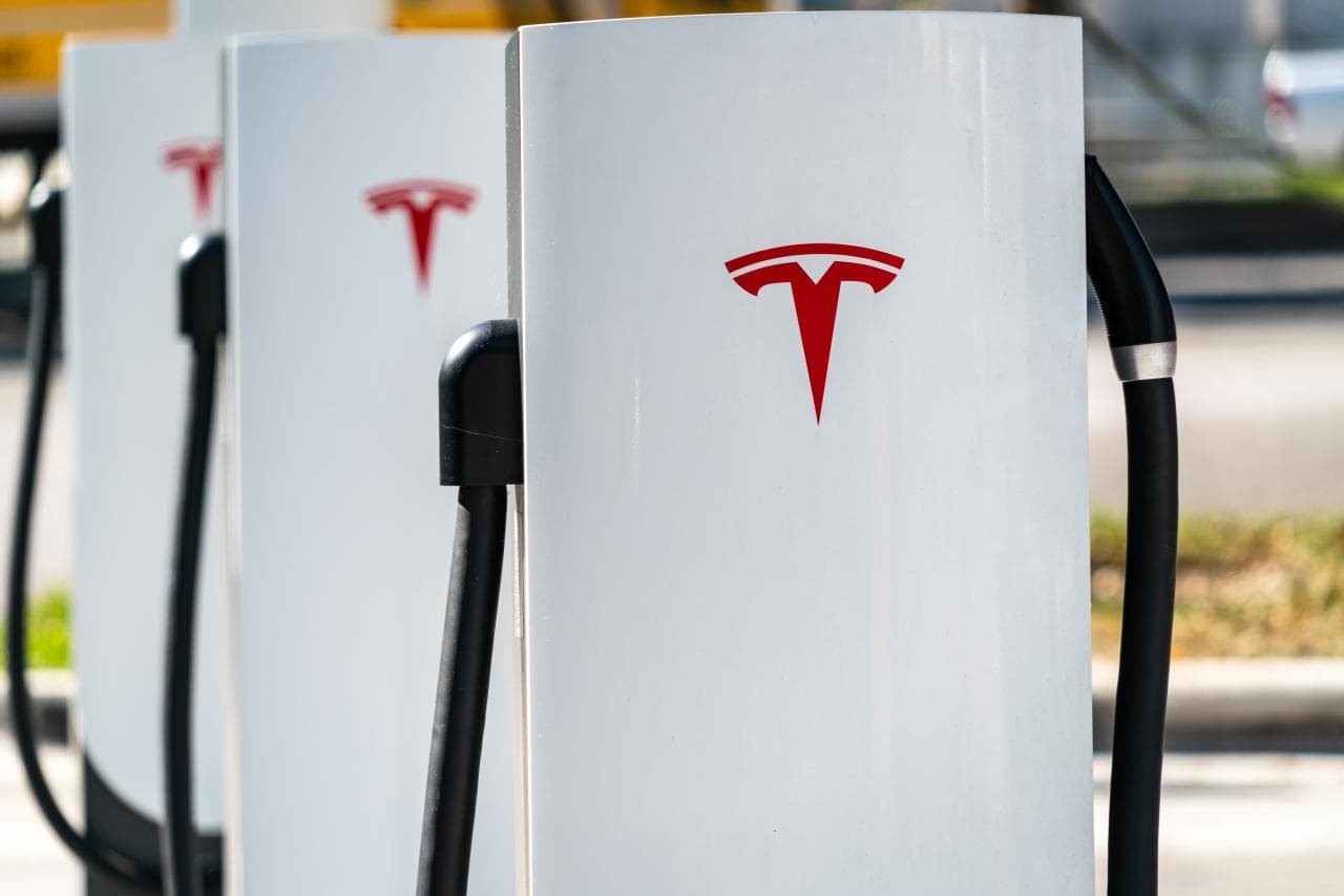 So wirst du künftig am Tesla Supercharger dein E-Auto laden können