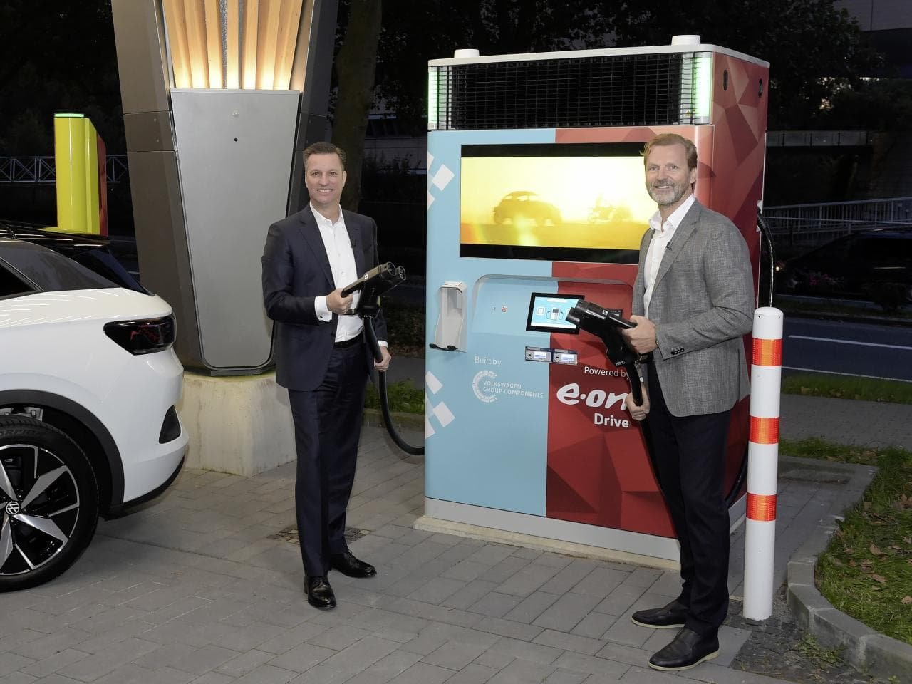 E.ON & VW bringen Plug & Play Schnellladesäule mit 150 kW an den Start