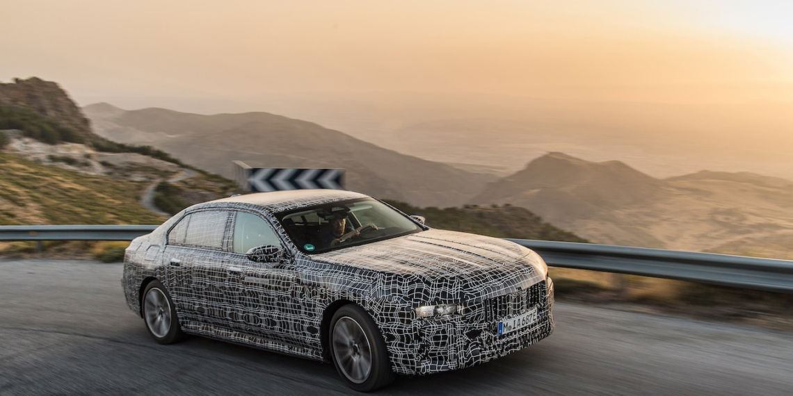 Steile Bergstraßen, hohe Temperaturen: Der BMW i7 absolviert finale Erprobung