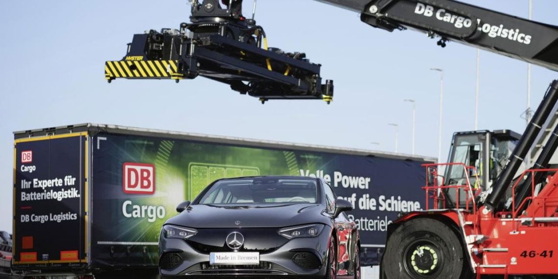 Mercedes-Benz bringt Batterie künftig auf die Schiene