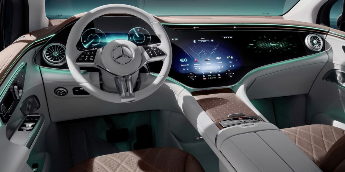 Mercedes-Benz-EQE-SUV-Cockpit