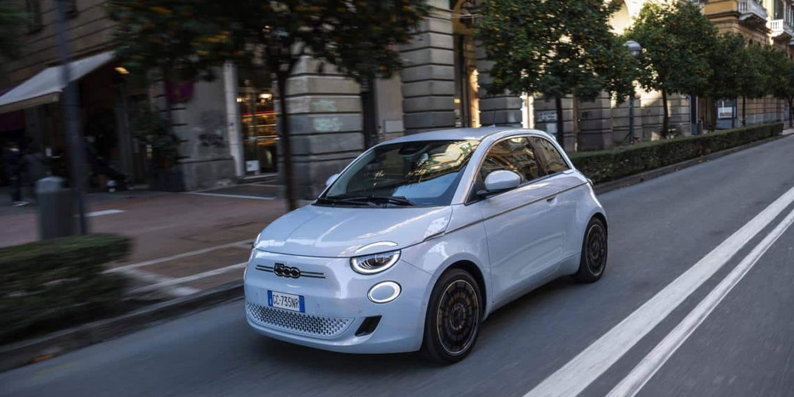 Fiat 500 e lässt erneut Tesla Model 3 und andere Stromer hinter sich zurück