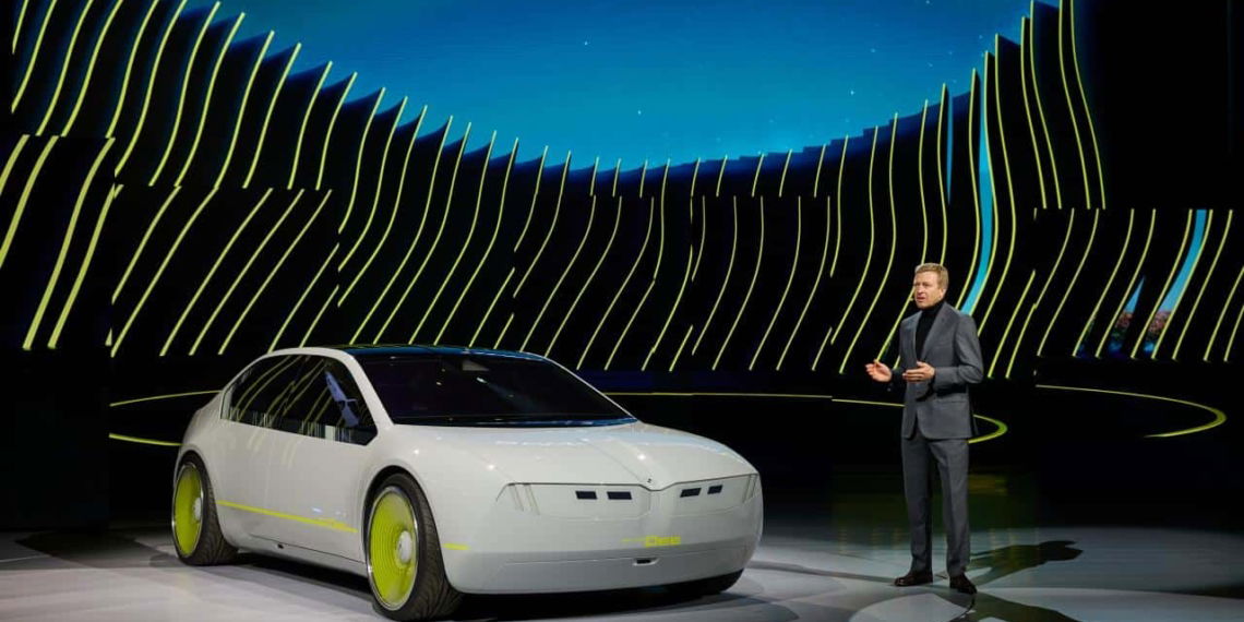 BMW-Chef Zipse spricht mit Dee und bekommt Unterstützung vom Terminator