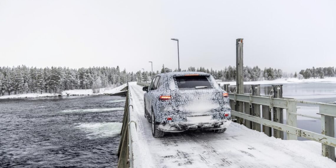 Mercedes EQS SUV in Wintererprobung