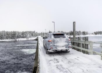 Mercedes EQS SUV in Wintererprobung
