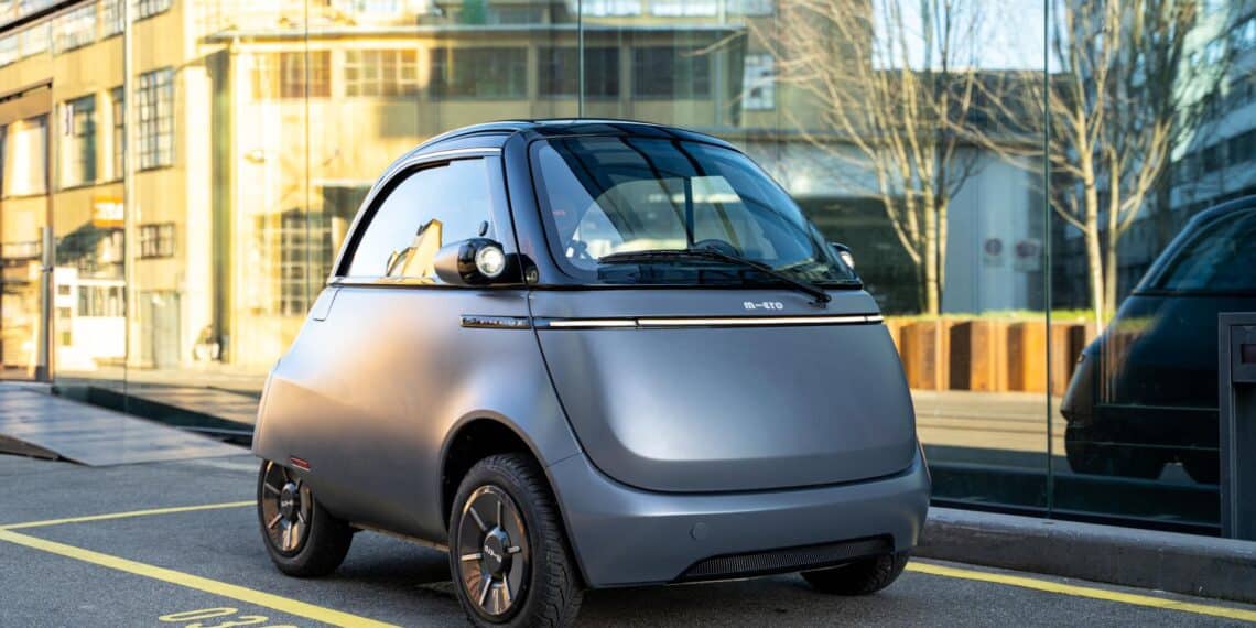 Microlino vor Glasfront