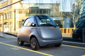 Microlino vor Glasfront
