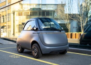 Microlino vor Glasfront