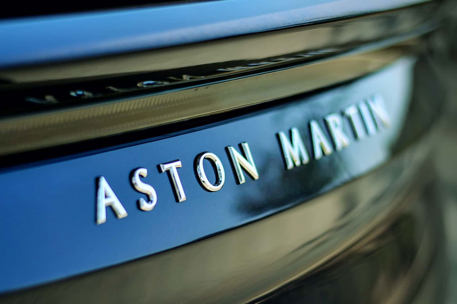 Aston Martin erwägt Plug-in-Hybride statt geplantem E-SUV