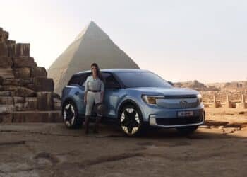 Rein elektrisch rund um die Welt: Lexie Alford startet mit dem neuen Ford Explorer zu einer einzigartigen Rekordfahrt