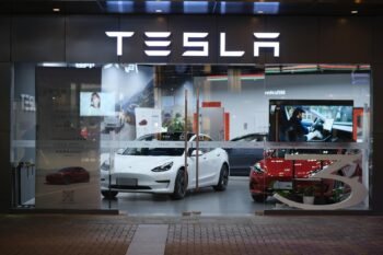 Tesla investiert in Polen, schafft aber auch Chaos