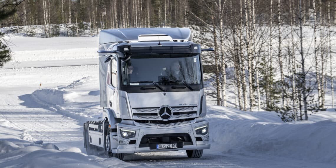 Mit dem E-Lkw durch den Winter: Mercedes-Benz Trucks klärt auf