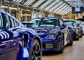 Porsche-Elektroauto-Produktion-Lichttunnel