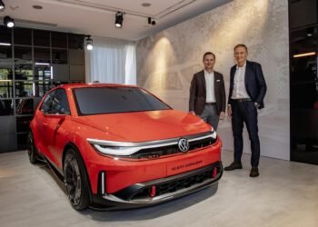 Volkswagen | Oliver Blume (re.) mit Thomas Schäfer: Der CEO des VW-Konzerns drängt mit dem Chef der Hauptmarke VW Pkw auf höhere Effizienz im Fahrzeuggeschäft.