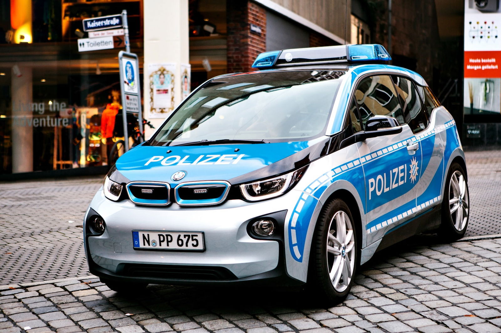 Reul: Auf absehbare Zeit keine Elektro-Streifenwagen geplant