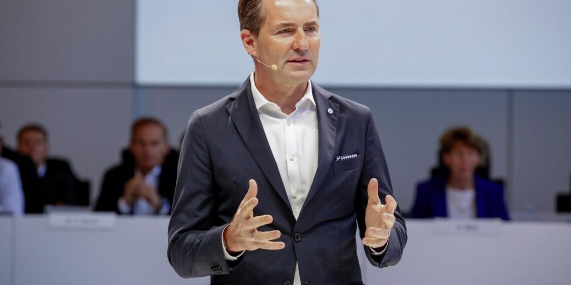 VW-CEO fordert Tempo & Kostenbewusstsein. Keine E-Fuels für Pkw.