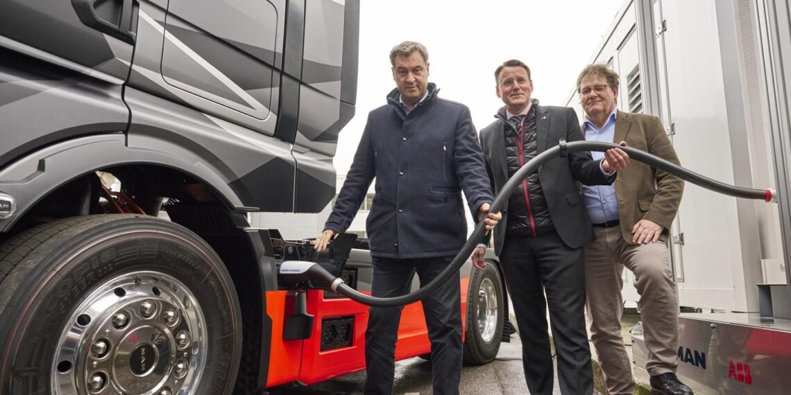MAN und ABB nehmen ersten MCS-Schnelllader für Elektro-Lkw in Betrieb