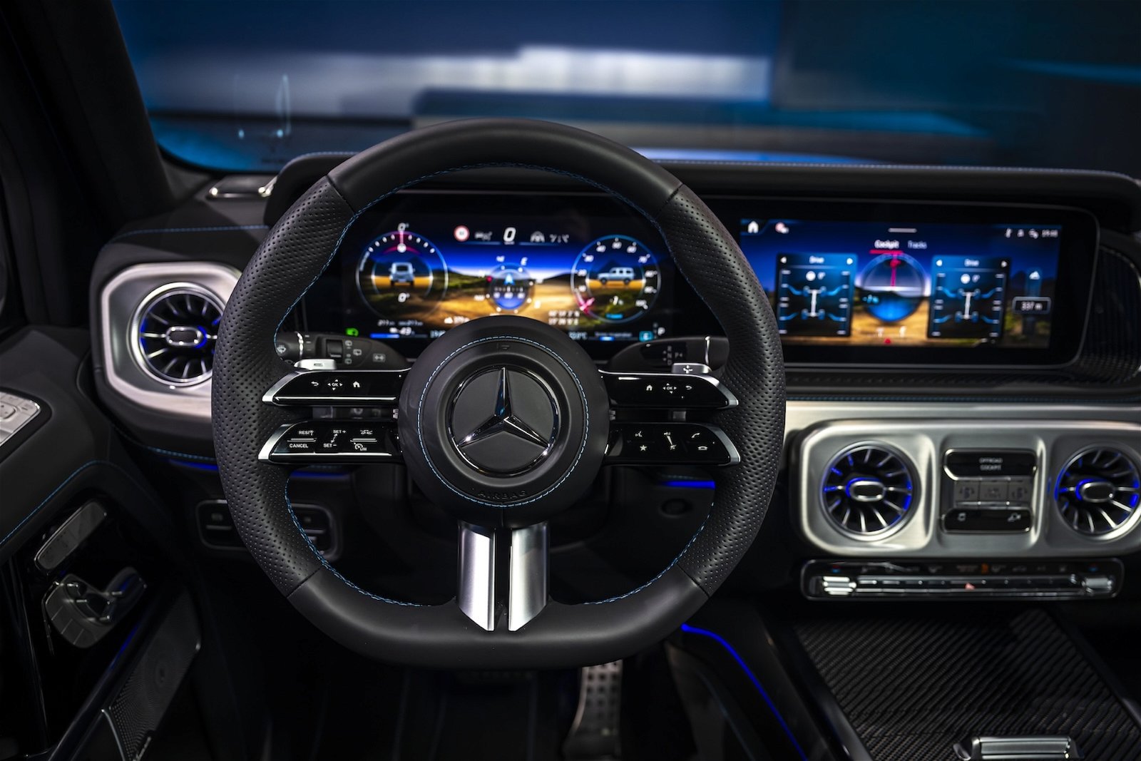 Mercedes-G-580-EQ-E-Auto-Cockpit-MBUX