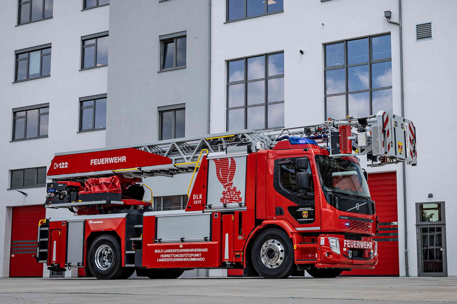 Rosenbauer übergibt mehrere Elektro-Feuerwehrautos