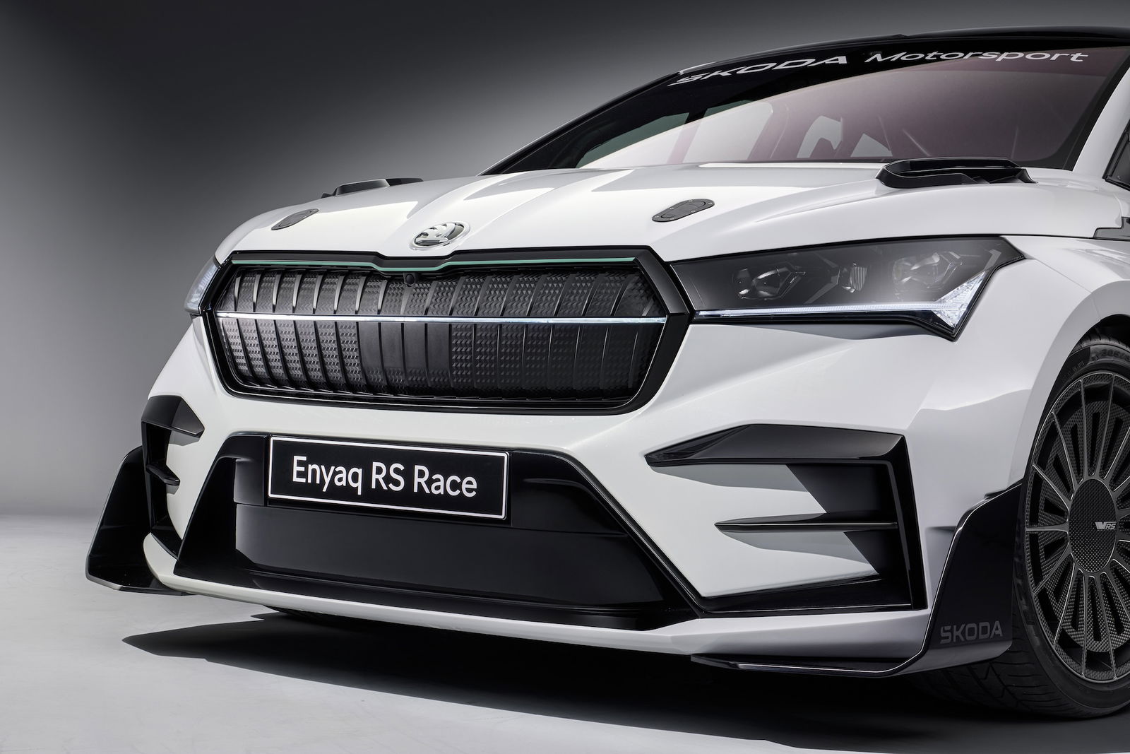 Skoda_Enyaq_RS_Race_rally-front