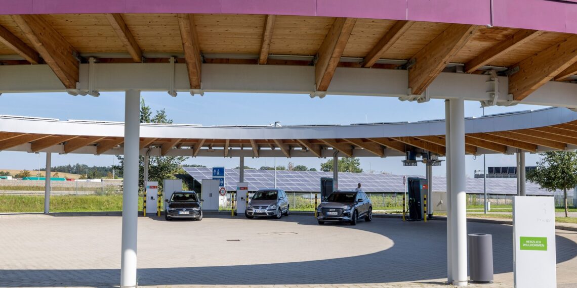 adac-test-raststaetten-ladeinfrastruktur-e-autos