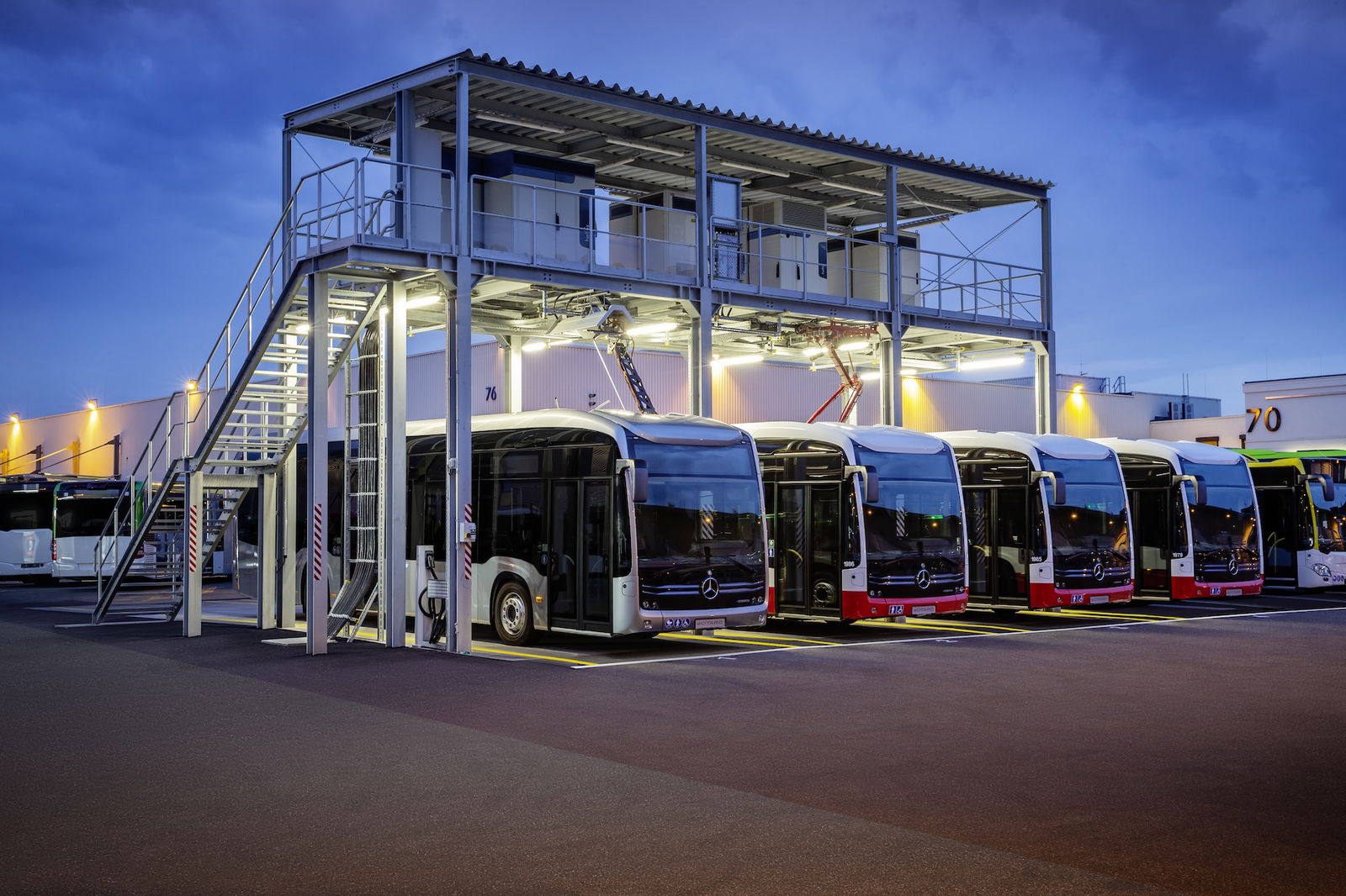 Mercedes-Benz zeigt Elektro-Überlandbus eIntouro